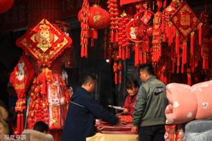 江苏淮安市民选购春节装饰 兔年元素饰品走俏年货市场