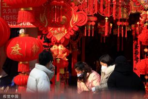 江苏淮安市民选购春节装饰 兔年元素饰品走俏年货市场