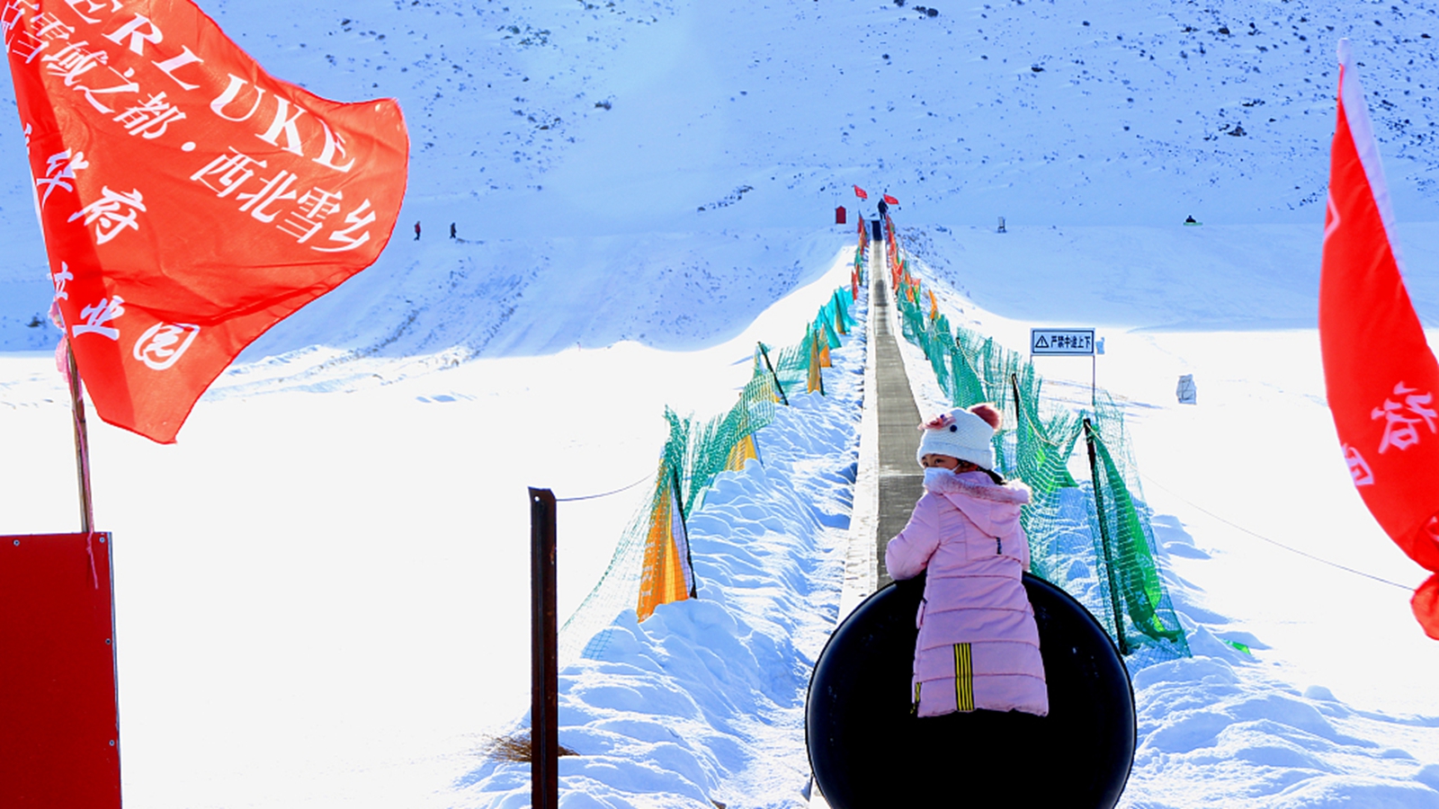 新疆塔城：游客滑雪场体验滑雪运动