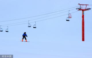 新疆塔城：游客滑雪场体验滑雪运动