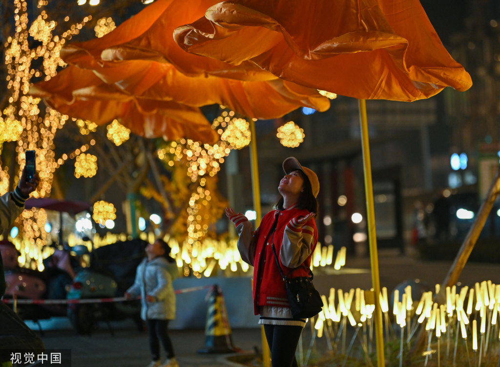 成都街头现开花路灯 “花朵”随行人走近绽放