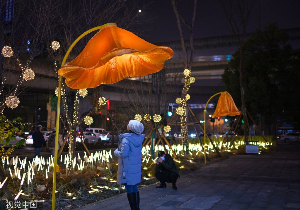 成都街头现开花路灯 “花朵”随行人走近绽放