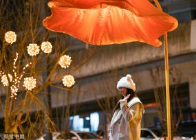 成都街头现开花路灯 “花朵”随行人走近绽放