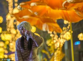 成都街头现开花路灯 “花朵”随行人走近绽放