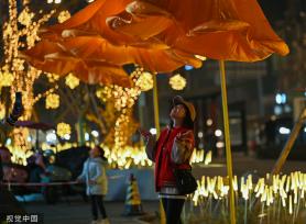 成都街头现开花路灯 “花朵”随行人走近绽放