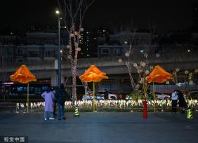 成都街头现开花路灯 “花朵”随行人走近绽放