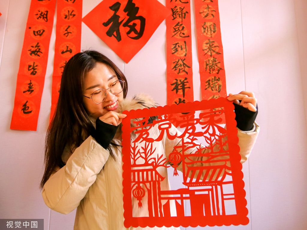 河北邯郸：村民巧手剪纸迎新春