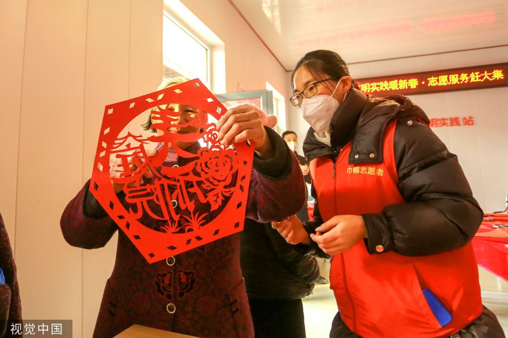 河北邯郸：村民巧手剪纸迎新春