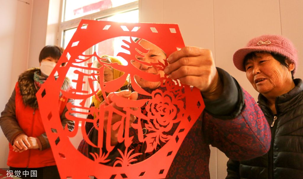 河北邯郸：村民巧手剪纸迎新春