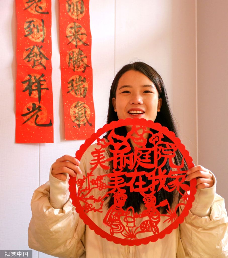 河北邯郸：村民巧手剪纸迎新春