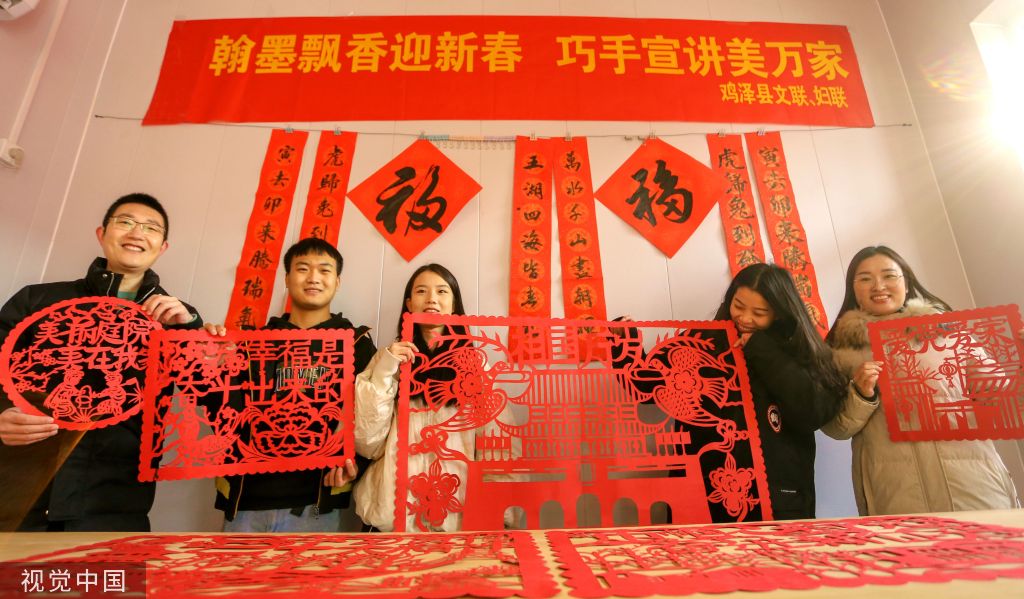 河北邯郸：村民巧手剪纸迎新春