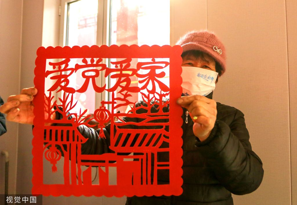 河北邯郸：村民巧手剪纸迎新春