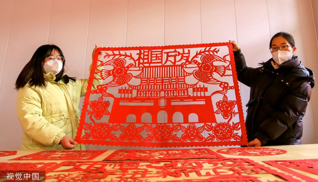 河北邯郸：村民巧手剪纸迎新春