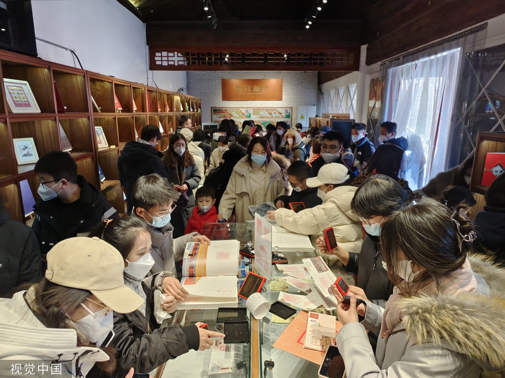 故宫邮局落户紫禁城 开业首日迎来大量游客