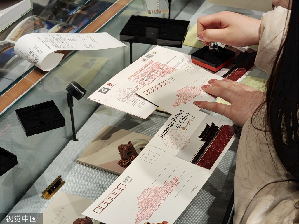 故宫邮局落户紫禁城 开业首日迎来大量游客