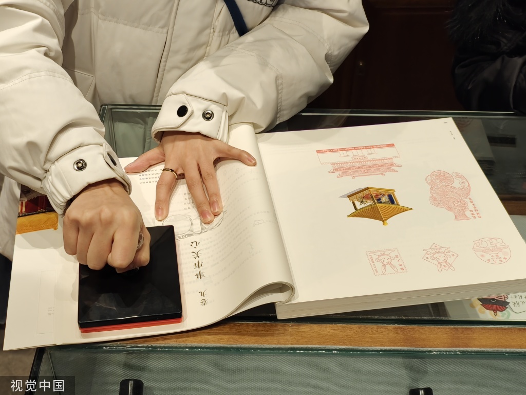 故宫邮局落户紫禁城 开业首日迎来大量游客