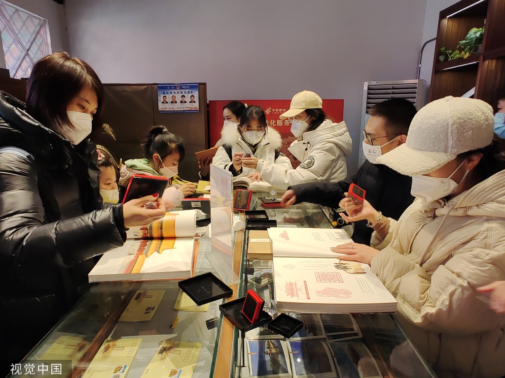 故宫邮局落户紫禁城 开业首日迎来大量游客