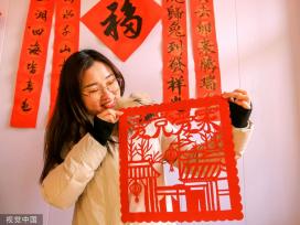 河北邯郸：村民巧手剪纸迎新春