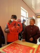 河北邯郸：村民巧手剪纸迎新春