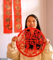 河北邯郸：村民巧手剪纸迎新春