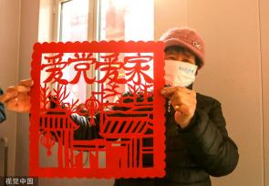 河北邯郸：村民巧手剪纸迎新春