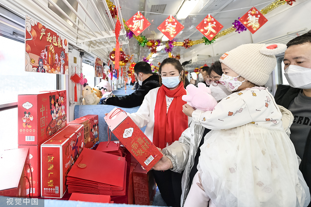 齐齐哈尔：慢火车上设置“列车年货大集”