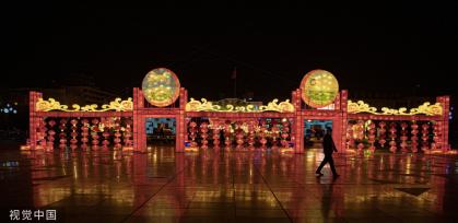 甘肃甘州城区沿街建筑物点亮灯饰迎新春