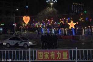 甘肃甘州城区沿街建筑物点亮灯饰迎新春