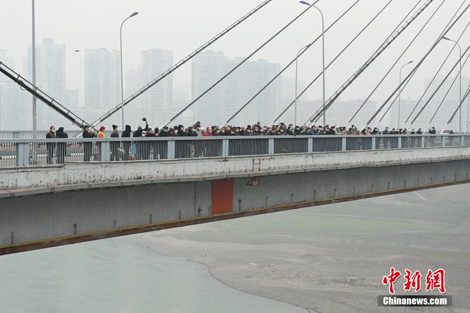 “桥都”重庆又一跨江大桥合龙