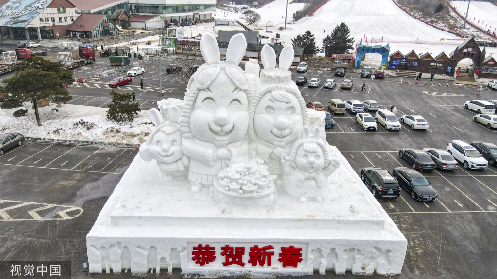 18米高大型雪雕《玉兔迎春》亮相沈阳棋盘山