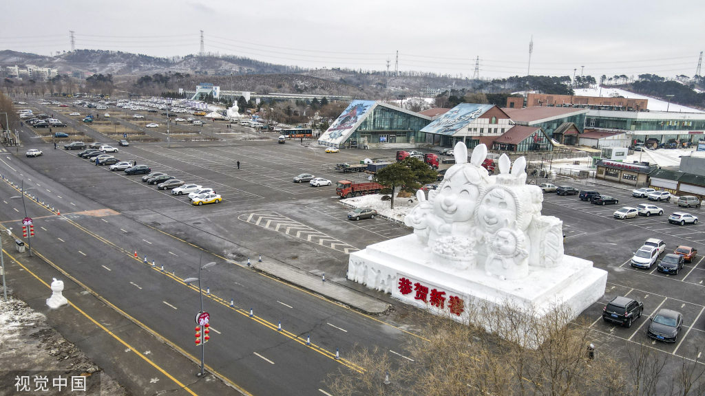 18米高大型雪雕《玉兔迎春》亮相沈阳棋盘山