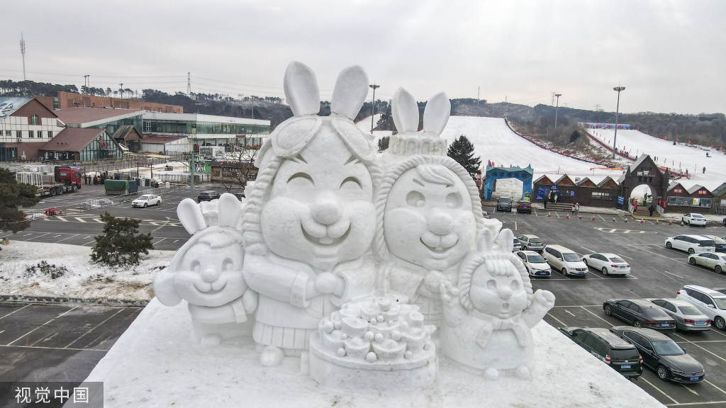 18米高大型雪雕《玉兔迎春》亮相沈阳棋盘山