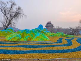 北京：故宫角楼造景“千里江山图”色彩绚丽