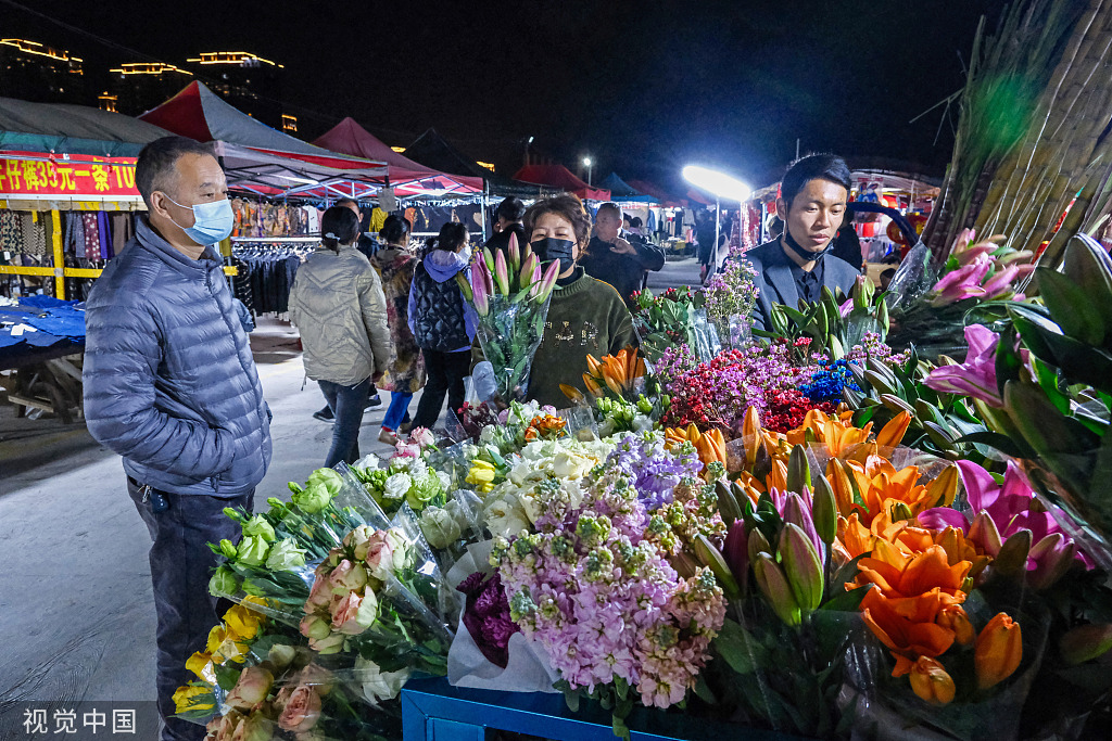 云南红河：夜市人气火爆年味浓