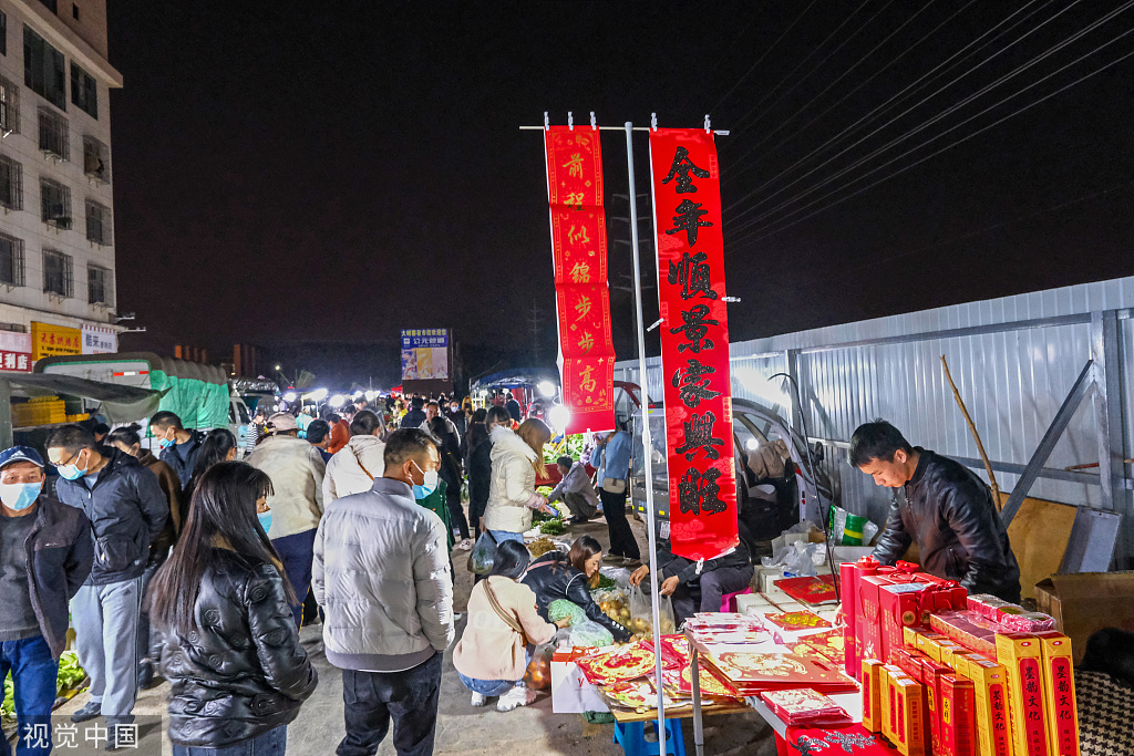 云南红河：夜市人气火爆年味浓