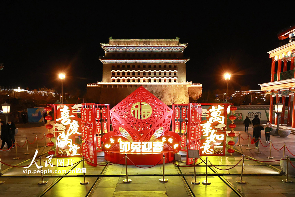 北京前门大街流光溢彩迎春节