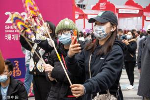 深圳迎春花市开幕 花香带出浓浓“烟火气”