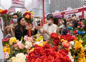 深圳迎春花市开幕 花香带出浓浓“烟火气”