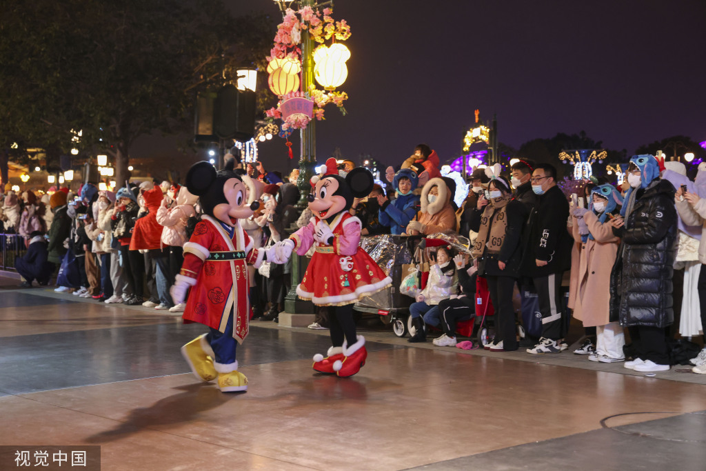 上海迪士尼乐园上演新春庆典灯光秀