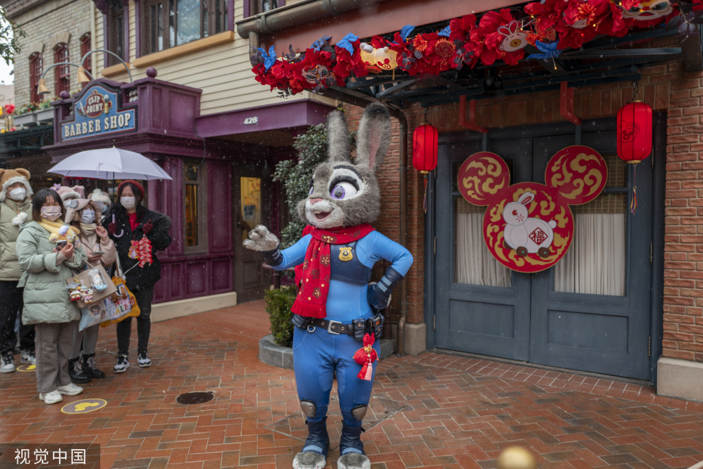 上海迪士尼乐园上演新春庆典灯光秀