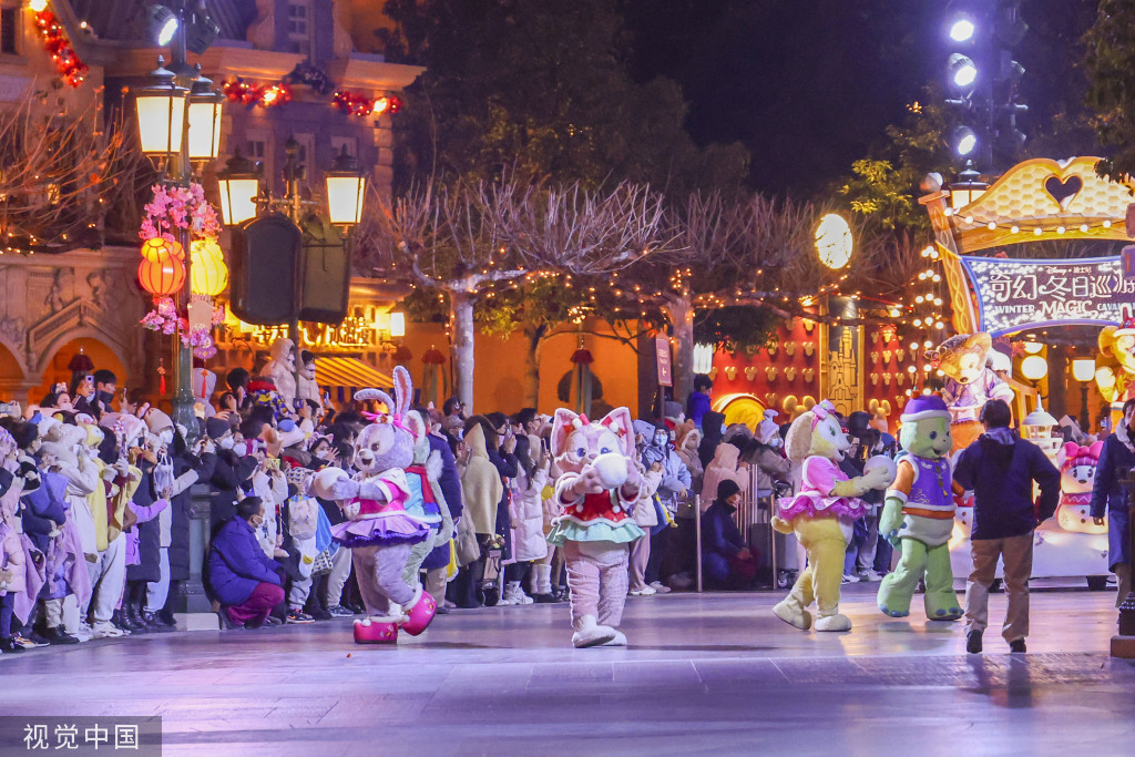 上海迪士尼乐园上演新春庆典灯光秀