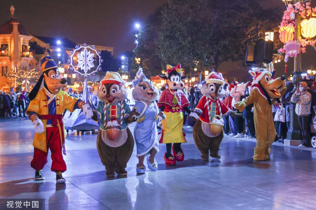 上海迪士尼乐园上演新春庆典灯光秀