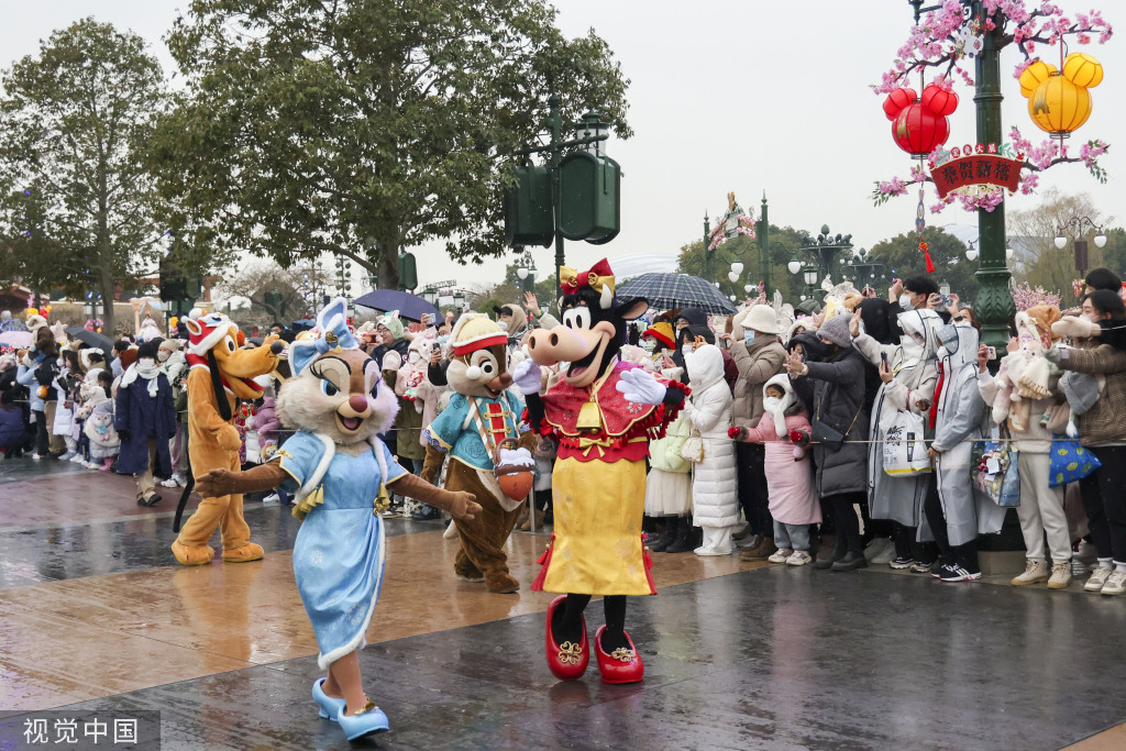 上海迪士尼乐园上演新春庆典灯光秀