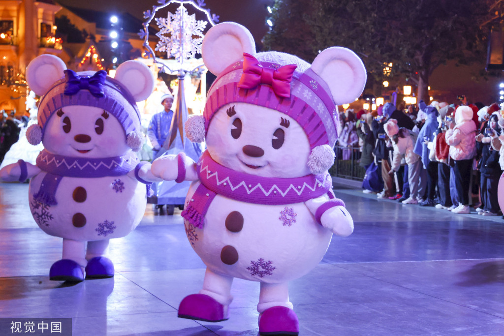 上海迪士尼乐园上演新春庆典灯光秀