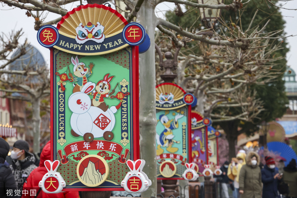 上海迪士尼乐园上演新春庆典灯光秀