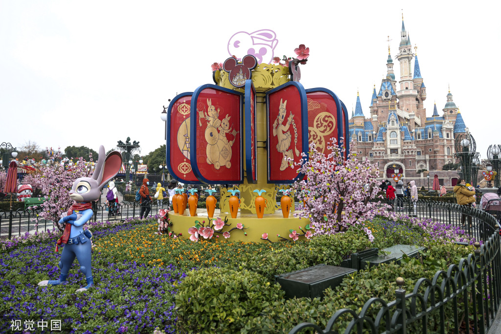 上海迪士尼乐园上演新春庆典灯光秀