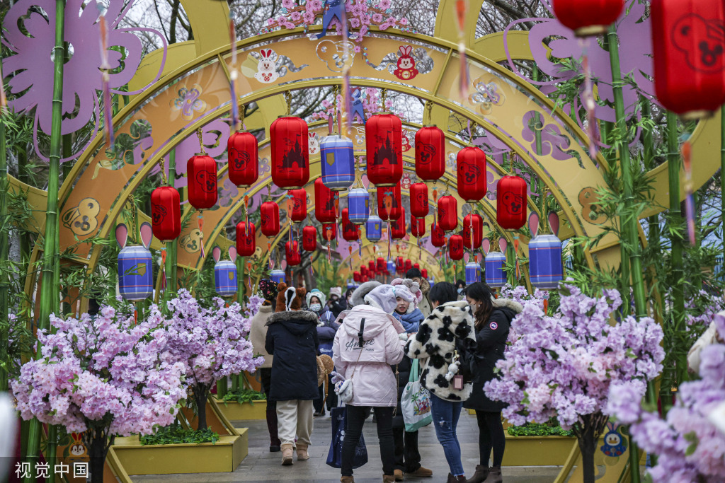 上海迪士尼乐园上演新春庆典灯光秀