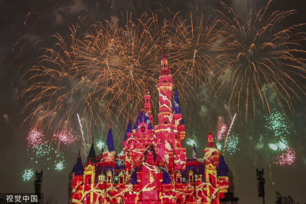 上海迪士尼乐园上演新春庆典灯光秀