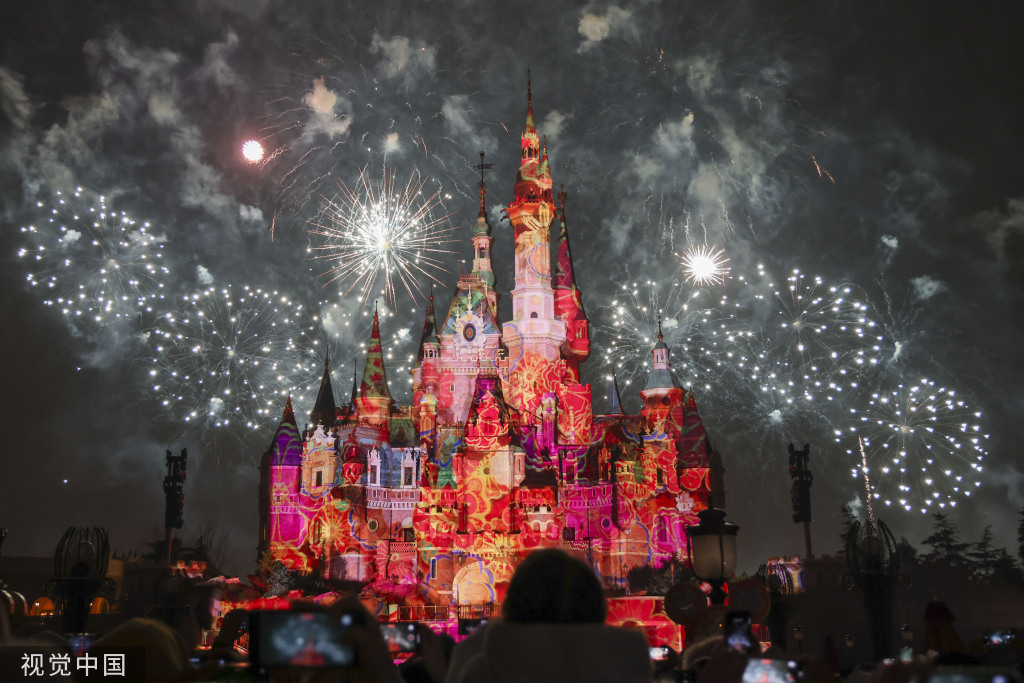 上海迪士尼乐园上演新春庆典灯光秀