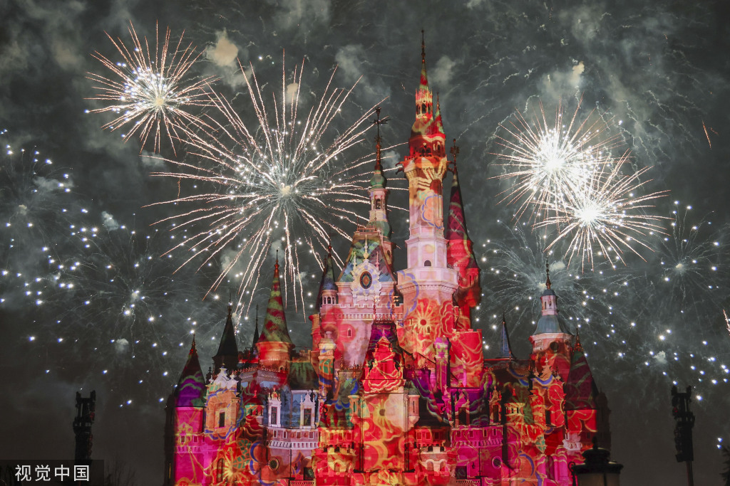 上海迪士尼乐园上演新春庆典灯光秀